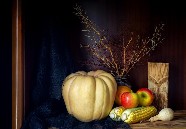 Natura morta con zucca su fondo di legno