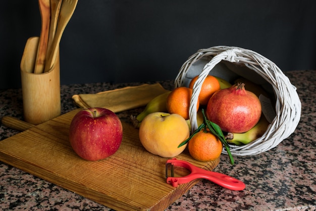 Natura morta della frutta con un canestro bianco