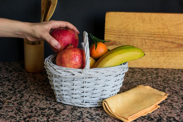 Natura morta della frutta con un canestro bianco