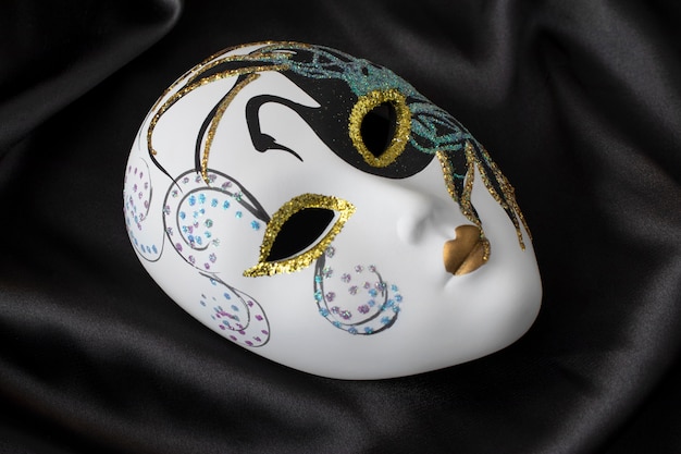 Natura morta della maschera del teatro di vista superiore