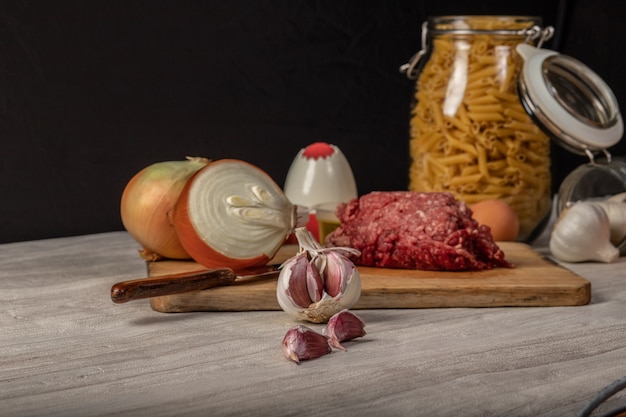 Natura morta di carne macinata, preparazione di maccheroni alla bolognese