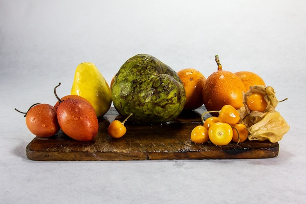 Natura morta di frutti esotici peruviani cherimoya e uchuva aguaymanto uvilla granadilla guava tree tomato