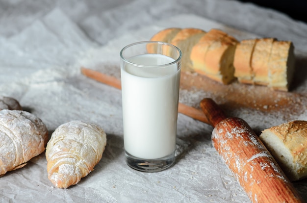 Natura morta di latte e prodotti a base di pane.