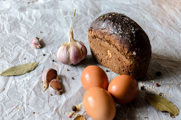 Natura morta di pane, uova, aglio e spezie