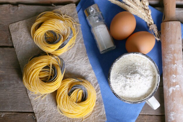 Natura morta di preparazione della pasta su fondo di legno rustico