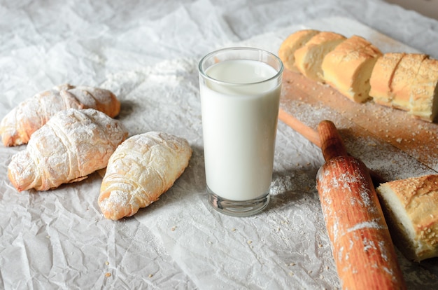 Natura morta di prodotti a base di latte e pane.