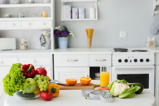 Natura morta di tavola con cibo sano