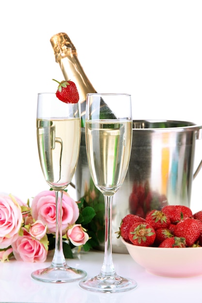 Natura morta romantica con champagne, fragole e rose rosa, isolate su bianco