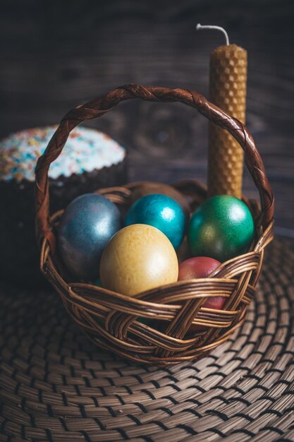 Natura morta uova di Pasqua e torta di Pasqua sul tavolo Il concetto di comfort domestico