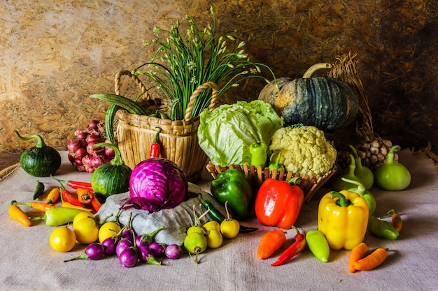 Natura morta Verdure, erbe e frutta.