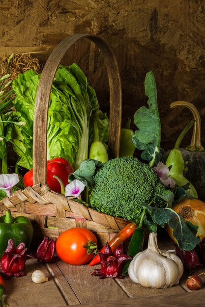 Natura morta Verdure, erbe e frutta.