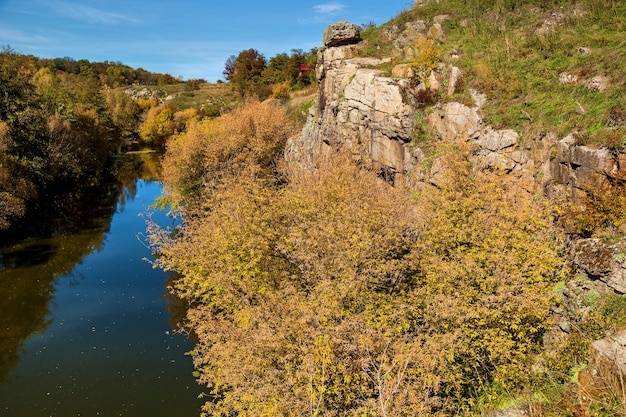 Natura nell'autunno del canyon del faggio Ucraina Luoghi e viaggi interessanti in Ucraina