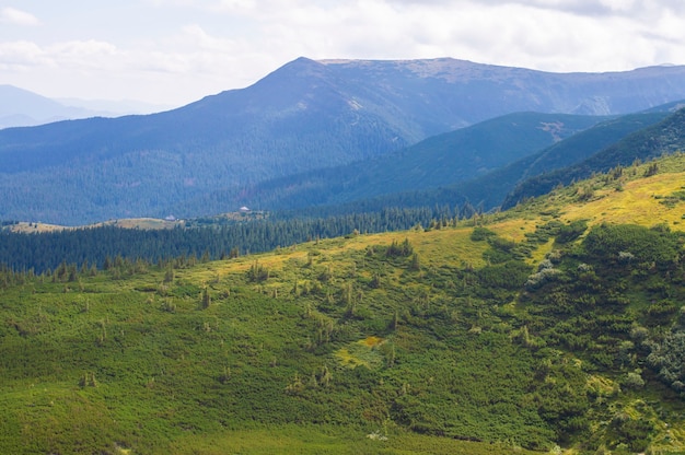 Natura paesaggio di montagna sullo sfondo del cielo