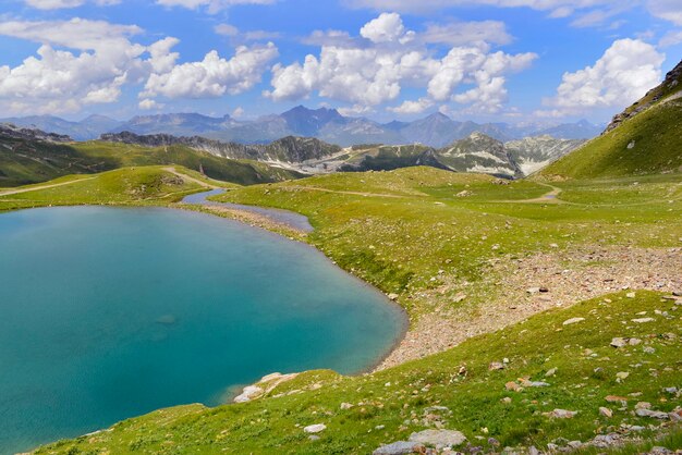 Natura scenica con bellissimo lago in montagna alpina in Francia