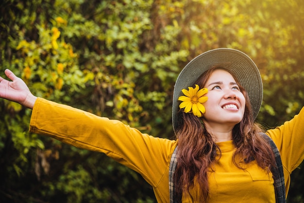 Natura turistica asiatica, rilassantesi godendo del giallo fresco del fiore di Bua Tong di bellezza.