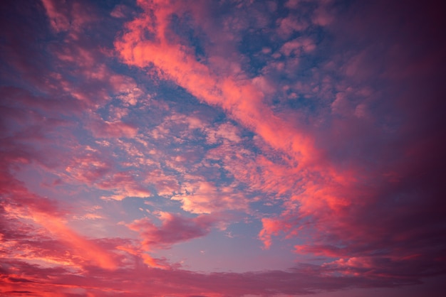 Natura variopinta di tramonto colorato porpora stupefacente della nuvola rossa drammatica del cielo