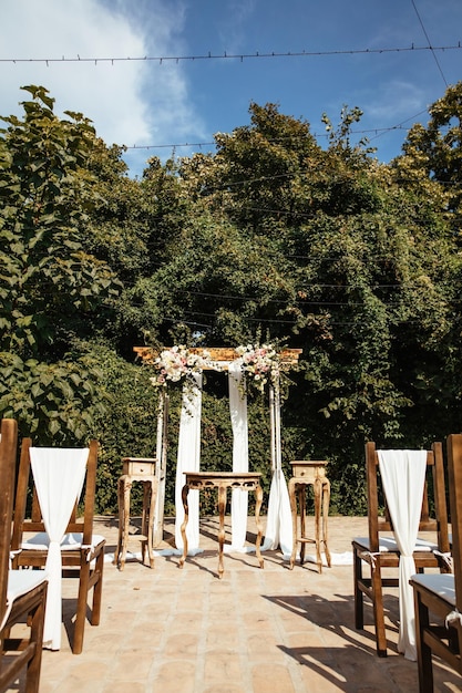 Navata decorata per la cerimonia di matrimonio in un giardino.