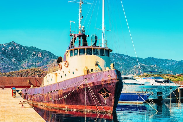 Nave a Beautiful Marina di Villasimius presso la Baia delle Acque Blu del Mar Mediterraneo in Sardegna in Italia in estate. Regione Cagliari.