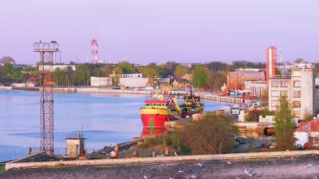 Nave a Marina a Ventspils in Lettonia al tramonto. Ventspils è una città nella regione della Curlandia in Lettonia. La Lettonia è uno dei paesi baltici