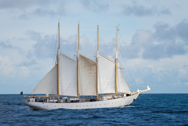 Nave a vela con quattro vele bianche