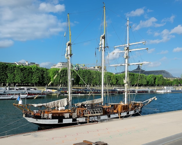 Nave a vela sulla Senna a Parigi, Francia