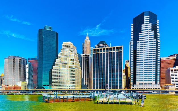 Nave al molo 17 e al porto di South Street Seaport con Skyline di grattacieli a Manhattan, New York City, America USA. Edificio di architettura americana. Metropoli New York. Paesaggio urbano. Hudson, East River