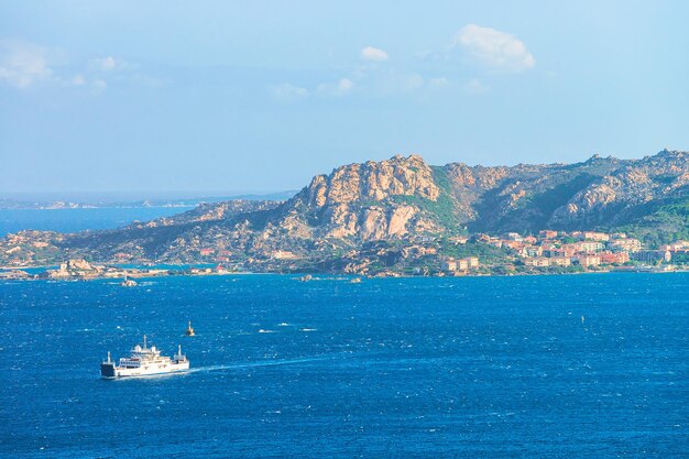 Nave all'isola della Maddalena nella località di Costa Smeralda nel Mar Mediterraneo, Sardegna, Italia