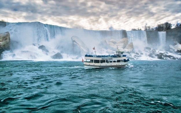 Nave alle Cascate del Niagara, lato America