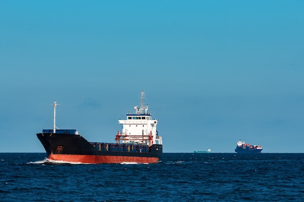 Nave bulker nera. Logistica e trasporti merci