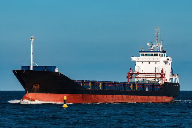 Nave bulker nera. Logistica e trasporti merci