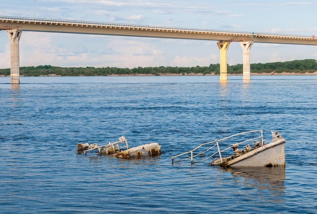 Nave che affonda in un fiume