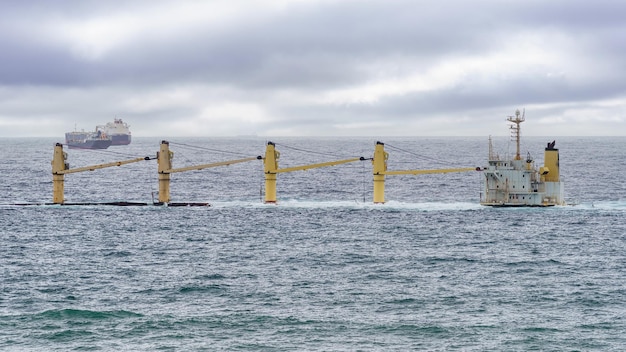 Nave che affonda nella baia di Cadice al largo di Gibilterra