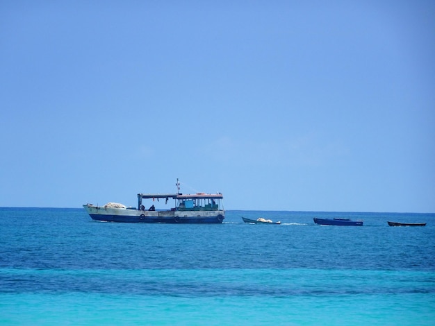 Nave che naviga in mare contro un cielo blu limpido