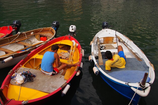 Nave che naviga in mare