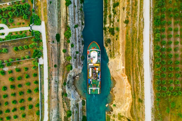 Nave che passa attraverso il canale di Corinto in Grecia