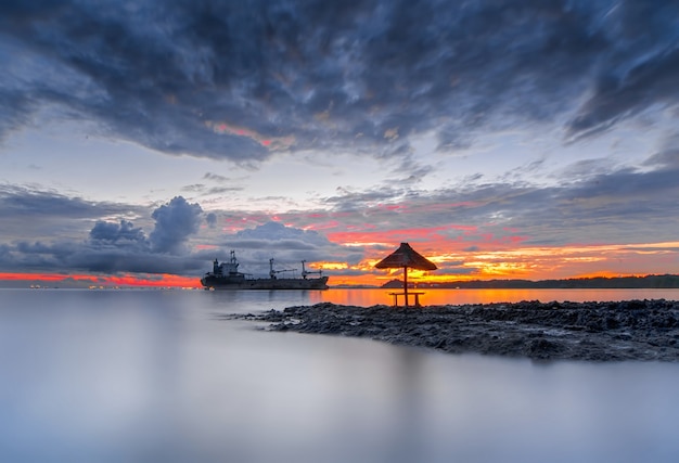 nave cisterna alla bellissima alba sull'isola di Batam