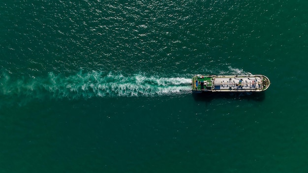 Nave cisterna petrolifera o carburante liquido Petrolio Gas LPG in navigazione in mare verde vista aerea dall'alto da drone
