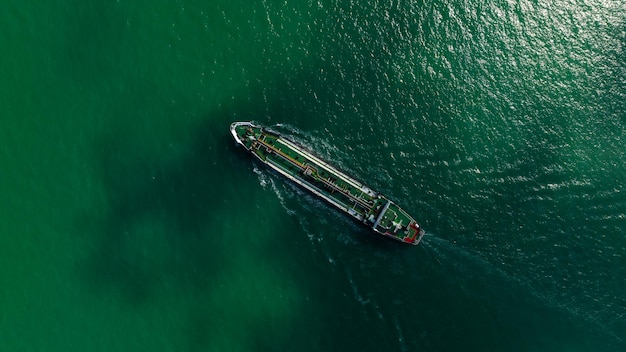 Nave cisterna petrolifera o petroliera a gas liquefatto in navigazione in mare verde vista aerea dall'alto