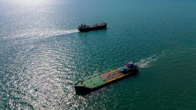 Nave cisterna petrolifera o petroliera a gas liquefatto in navigazione in mare verde vista aerea dall'alto