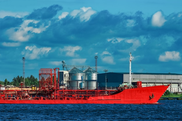 Nave cisterna rossa del carico che si muove dal fiume