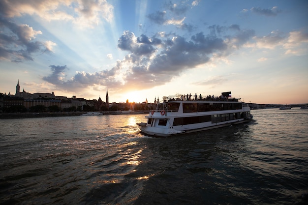 Nave con escursione navigando sul fiume Danubio