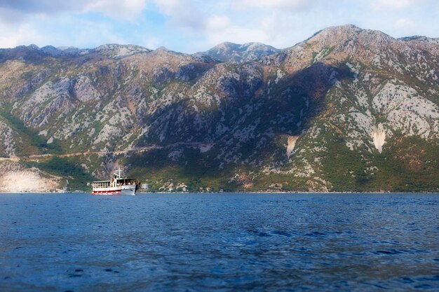 Nave con i turisti nella baia