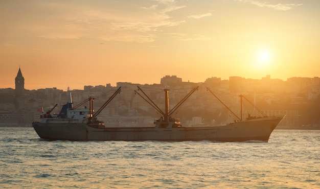 Nave da carico a Istanbul al tramonto, Turchia