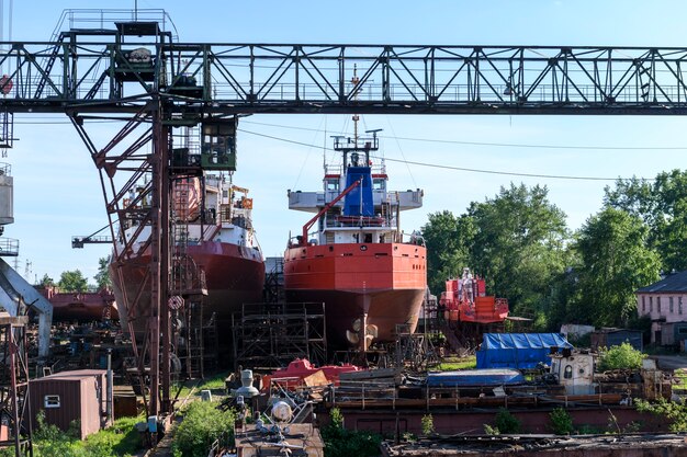 Nave da carico a terra nel cantiere di riparazione navale