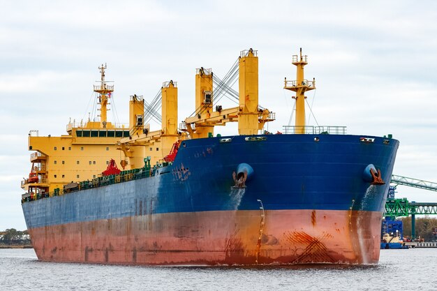 Nave da carico blu che entra nel porto di Riga, Europa