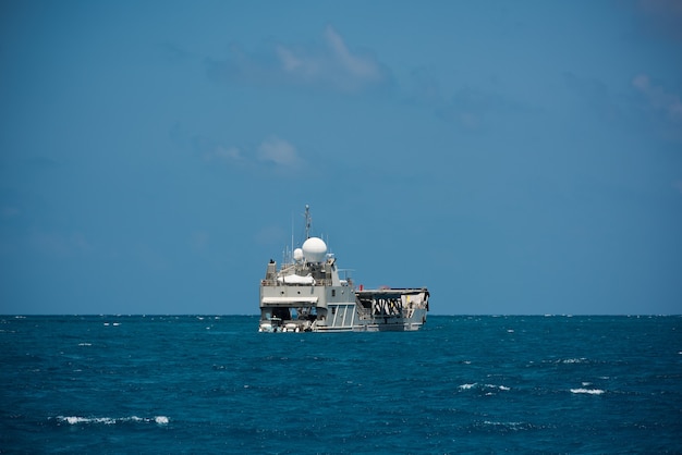 Nave da carico che naviga nell'Oceano Indiano