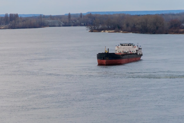 Nave da carico che naviga sul fiume Dnieper