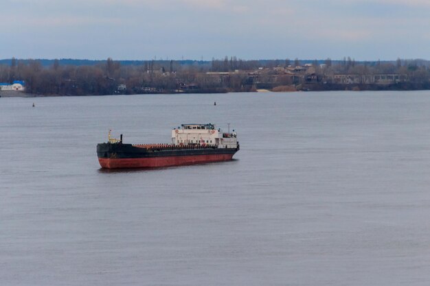 Nave da carico che naviga sul fiume Dnieper