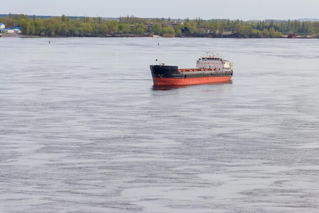 Nave da carico che naviga sul fiume Dnieper
