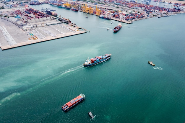 Nave da carico container che naviga nel mare verde per il trasporto di merci import export